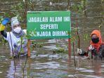 amalia-rezeki-dan-kawan-kawan-menanam-pohon-mangrove.jpg