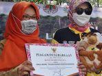 amalia-rezeki-mendapat-penghargaan.jpg