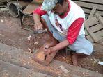 amamh-udin-membuat-cobek-dari-limbah-kayu-ulin.jpg