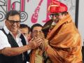 amitabh-bachchan-menerima-hridaynath-mangeshkar.jpg
