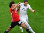 amr-warda-mencoba-merebut-bola_20180615_210738.jpg