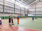 anak-anak-berlatih-di-lapangan-tenis-pemuda-pelaihari-kabupaten-tala-minggu-5122021.jpg
