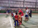 anak-anak-usia-dini-antusias-menjalani-latihan-fisik-sebelum-belajar-mengenal-dan-bermain-tenis.jpg