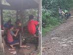 anak-desa-pantailinuh-kabupaten-tala-kalsel-cari-sinyal-ponsel.jpg