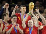 andres-iniesta-bersama-trofi-pahlawan-timnas-spanyol_20180615_231314.jpg