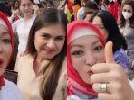 angelina-sondakh-bersama-orangtua-murid-di-sekolah-keanu122.jpg