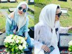 angelina-sondakh-dan-reza-artamevia-kompak-di-makam-adjie-massaid11.jpg