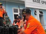 anggota-basarnas-bandara-sentani-trigani-air-oksibil_20150819_101934.jpg