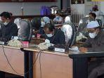 anggota-dprd-hss-saat-mengh-rabu-16122020.jpg