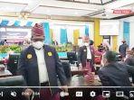 anggota-dprd-kabupaten-tala-berbusana-khas-saat-mengikuti-rapat-paripurna-hari-jadi-02122021.jpg