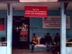 anggota-emergency-mengantar-jenazah-pria-di-homestay-simpang-telawang_20161226_085112.jpg