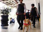 anggota-jibom-brimob-dan-k9-polda-kalsel-saat-menyisir-situasi-duta-mall-banjarmasin.jpg