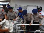 anggota-kapal-polisi-punai-menurunkan-serpihan-dari-pesawat-airasia-qz8501di-pelabuhan-kumai.jpg