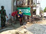 anggota-koramil-tanta-membantu-warga-memperbaiki-masjid.jpg