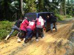 anggota-pmi-tala-mendorong-mobil-mereka-yang-mogok-terjebak-kubangan-saat-hen.jpg