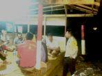 anggota-polsek-hampang-saat-cek-pos-kamling-di-desa-hampang.jpg