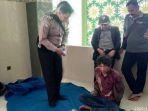 anggota-polsek-semarang-selatan-mengamankan-pencuri-kotak-amal.jpg