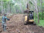 anggota-satgas-tmmd-ke-111-kodim-1010rantau-mengarahkan-alat-berat.jpg
