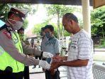 anggota-satlantas-polres-hulu-sungai-utara-hsu-menyerahkan-masker-kepada-wajib-pajak.jpg