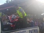 anggota-satlantas-polres-kotabaru-mengamankan-motor-penabrak.jpg