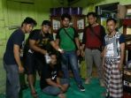 anggota-satresnarkoba-polres-kotabaru-saat-menggebek-rumah-johansyah_20171109_202752.jpg