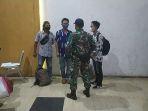 anggota-tni-saat-menayai-tiga-penunpang-km-niki-sae-tanpa-tiket.jpg