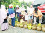 antre-warga-tertib-antre-gas-elpiji-di-lokasi-pasa.jpg