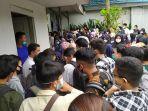 antrean-mahasiswa-ulm-saat-pengambilan-ktm.jpg