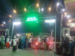 antusias-warga-ingin-bertakziah-ke-dalam-regol-sekumpul-martapura-02082021-malam.jpg