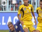 arema-cristian-gonzales-vs-guntur-ariyadi.jpg