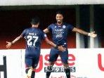 arema-fc-muhammad-rafli-pada-menit-ke-5-dan-carlos-fortes.jpg