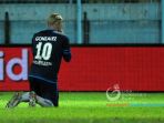 arema-fc-vs-persegres-cristian-gonzales_20171025_210413.jpg
