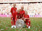 arjen-robben-bersama-anak-anaknya-memamerkan-trofi-piring-salad.jpg