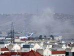 asap-mengepul-dari-ledakan-di-luar-bandara-di-kabul-afghanistan-kamis-2682021.jpg