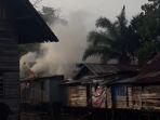 asap-tebal-membakar-sebuah-rumah-di-jalan-antasan-kecil-barat-akaba.jpg