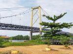 aset-wisata-bawah-jembatan-barito-di-jalan-trans-kalim.jpg