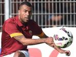 ashley-cole-tendang-bola.jpg