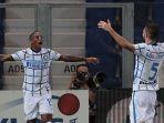 ashley-young-dan-roberto-gagliardini-dalam-laga-atalanta-vs-inter-milan.jpg