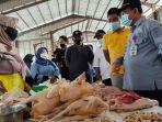 asisten-perekonomian-dan-pembangunan-setda-tabalong-h-yuhani-memantau-harga-ayam-potong.jpg