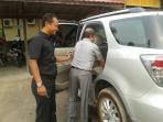 asrazi-naik-mobil-tahanan_20150929_142926.jpg
