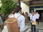 assisten-1-bidang-pemerintahan-setda-kabupaten-balangan-menyambut-kedatangan-warga-kambiyain.jpg