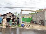 atap-Bangunan-gudang-hilang-tersapu-angin-kencang-di-Desa-Kandang-Halang-HSU-Kalsel-30032023.jpg