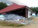atap-bangunan-ambruk-akibat-gempa-72-sr-di-kabupaten-halmahera-selatan.jpg