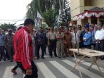 atlet-dan-pengurus-koni-kotabaru-saat-melakukan-demo-damai-di-kantor-pemkab-kotabaru_20170911_105959.jpg