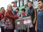 atlet-hss-cabang-anggar-menerima-bonus-berupa-voucer-senilai-rp-3-juta.jpg