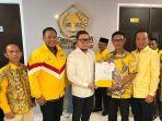 atola-Saleh-ikut-berfoto-bersama-saat-penyerahan-SK-rekomendasi-DPP-Partai-Golkar.jpg