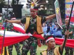 atraksi-massal-kolaborasi-tarian-dayak-dan-tni-saat-memperingati-hut-ri-di-kapuas_20170817_145919.jpg