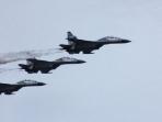 atraksi-terbang-rendah-tiga-pesawat-tempur-sukhoi_20160824_191143.jpg
