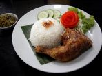 ayam-goreng-madu-salah-satu-menu-istimewa-di-hotel-summer-banjarmasin_20170603_195621.jpg