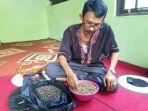 azhari-menunjukkan-biji-kopi-aranio-dari-hasil-kebunnya.jpg